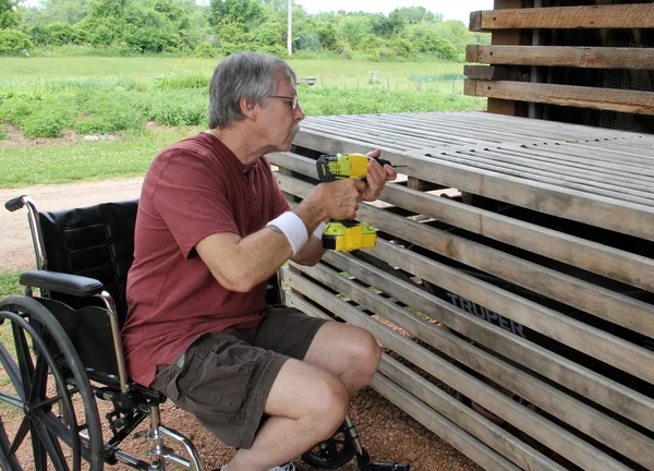 Handicap Carpenter in een rolstoel — Stockfoto