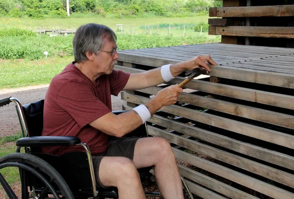 Charpentier handicapé en fauteuil roulant — Photo