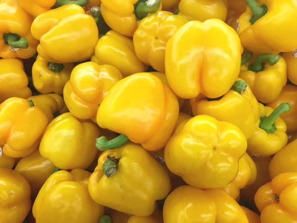 Gele paprika's achtergrond — Stockfoto