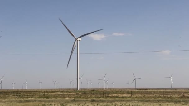 Turbina eólica criando eletricidade — Vídeo de Stock