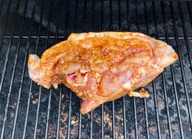 Kızarmış tavuk göğsü ızgarada pişiyor.