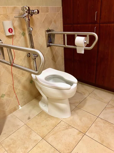 Salle Bain Pour Handicapés Avec Barres Appui Accès Fauteuil Roulant — Photo