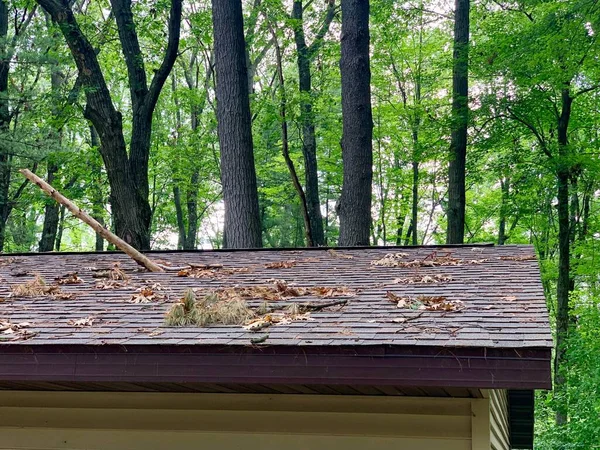 激しい嵐の後 木の枝が屋根を突き破って — ストック写真