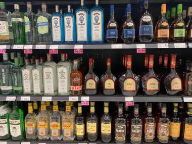 Spencer, Wisconsin, ABD Temmuz, 5, 2020 Birkaç şişe içki bir mağaza rafında