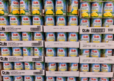 Sencer, Wisconsin, ABD 3 Şubat 2021 Dole Pineapple bir mağaza rafında 1851 'de kuruldu.