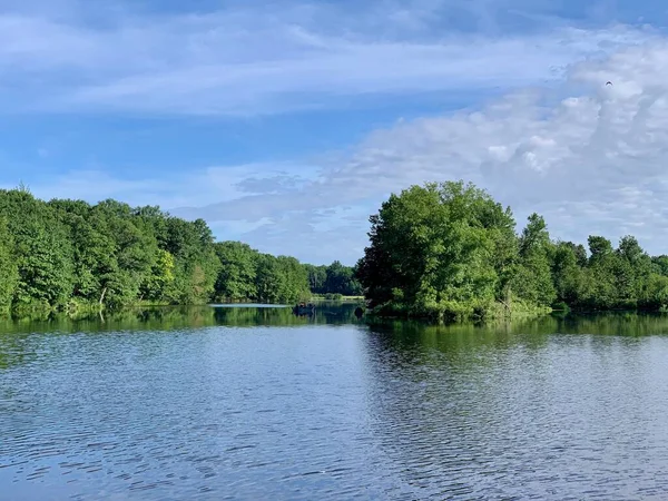 Sötvatten Vildmark Sjö Med Oigenkännlig Fiskebåt Bakgrunden Med Blå Himmel — Stockfoto