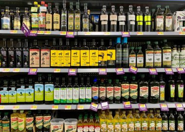 Spencer, Wisconsin, ABD 9 Şubat 2021 Bir mağaza rafında birkaç şişe zeytinyağı