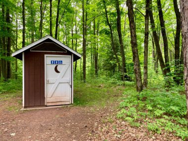 Kapıda tüm cinsiyetler ve özürlüler tuvaleti tabelası var.