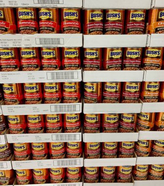 Spencer, Wisconsin, Amerika Birleşik Devletleri 19 Şubat 2020 Bush 's Beans' in bir mağaza rafında sergilenen konserveleri 1908 'de kurulan Amerikan yapımı bir üründür.