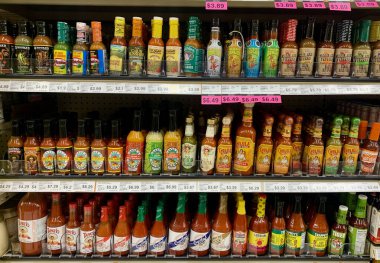 Spencer, Wisconsin, ABD. Temmuz, 7.2021 Birkaç şişe Acılı Sos Bir mağaza rafında