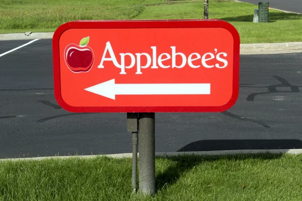 Знак ресторана Applebee 's со стрелкой — стоковое фото