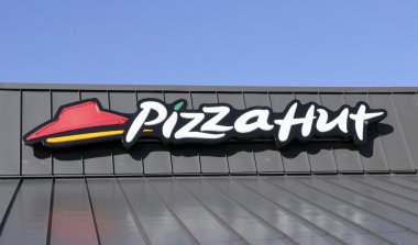 pizza hut tabelada mağaza önünde