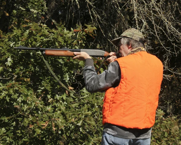Hunter apuntando una escopeta — Foto de Stock