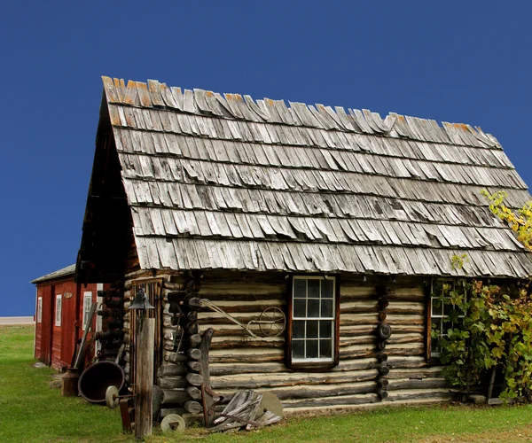 Ancienne cabane rustique en rondins — Photo