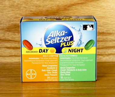 Alka-Seltzer'ı olan artı gece gündüz kutu