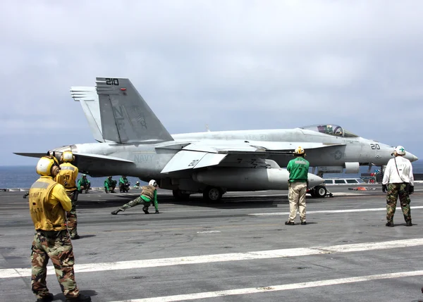 F-18  prepares for lauch from a carrier — Stock Photo, Image