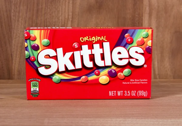 Pudełko cukierków Skittles — Zdjęcie stockowe