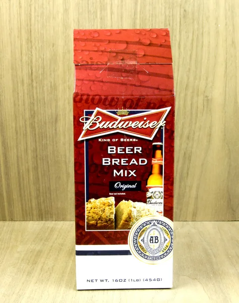 Πλαίσιο του μείγματος μπύρες Budweiser ψωμί — Φωτογραφία Αρχείου