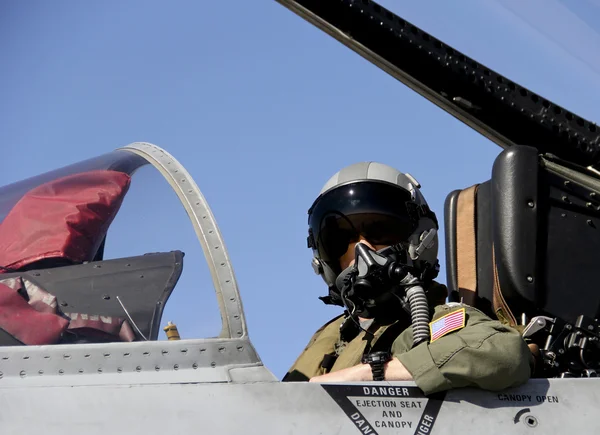 Amerikaanse piloot in een straaljager — Stockfoto