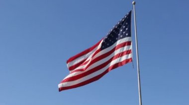 Bir bayrak direğine büyük Amerikan bayrağı