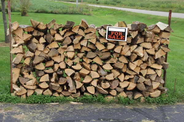 Gestapelde gezicht koord van Split brandhout — Stockfoto