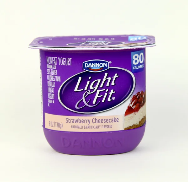 Dannon Light & Fit torta di formaggio alla fragola Yogurt non grasso — Foto Stock