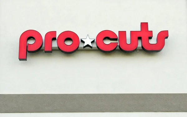 Pro-Cuts ondertekenen op een winkel front — Stockfoto