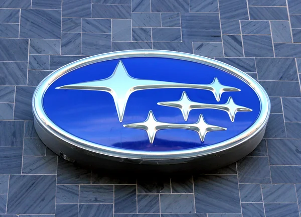 Subaru teken en Logo op een gebouw storefront — Stockfoto