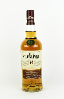 15 yıl Glenlivet viskisi şişe