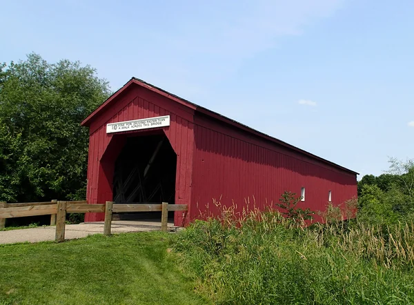 Vintage red covered bridge accross a river — Stock Photo, Image