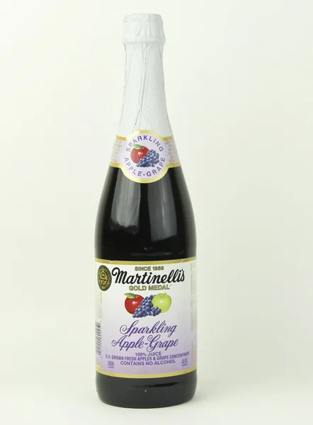 Μπουκάλι Martinelli αφρώδη Apple και σταφύλι — Φωτογραφία Αρχείου