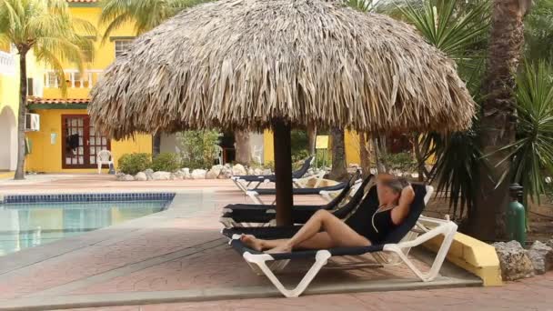 Mulher vestindo um maiô na piscina — Vídeo de Stock
