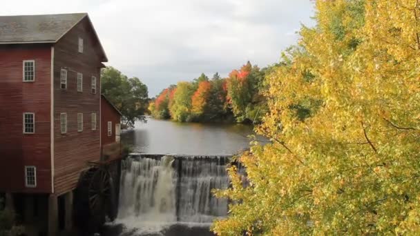 Осенний водопад на винтажном водяном колесе и мельнице — стоковое видео