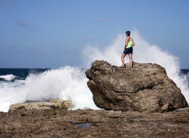 Dalgalar çökmesini izlerken kadın