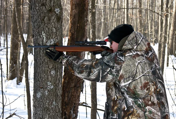 Hunter takes aim in the woods — Stock Photo, Image