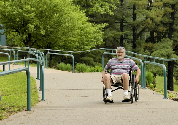 Uomo sulla sedia a rotelle — Foto Stock