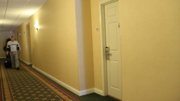 Invité utilisant une carte clé pour ouvrir la porte de la chambre 