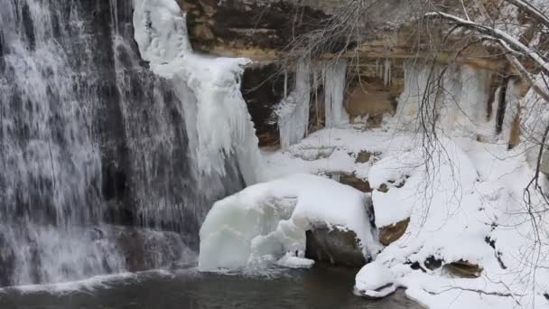 Winterwasserfall mit gefrorenem Eis und Schnee — Stockvideo