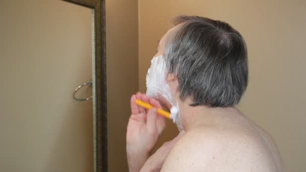 Golenia człowiek w lustrze — Wideo stockowe