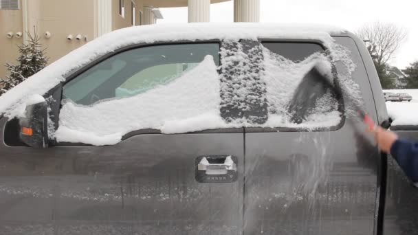 Brushing snow off of a vehicle — Stock Video