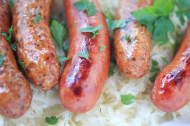 Lahana turşusu üstüne pişmiş sosis