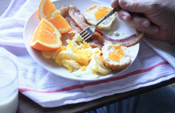 Habart tojást, szalonnát és narancs reggeli — Stock Fotó