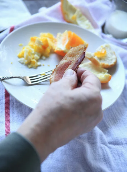 Ember tartja a szelet bacon, reggeli — Stock Fotó