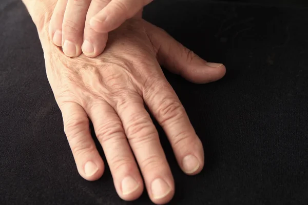 L'homme plus âgé a la main douloureuse — Photo