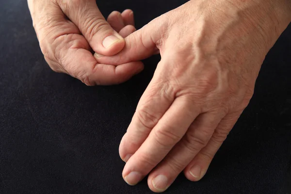 Pulgar dolorido en el hombre mayor — Foto de Stock