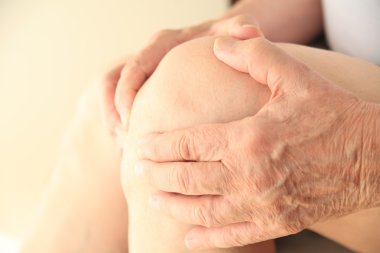 Adam acıyan diz kulpları