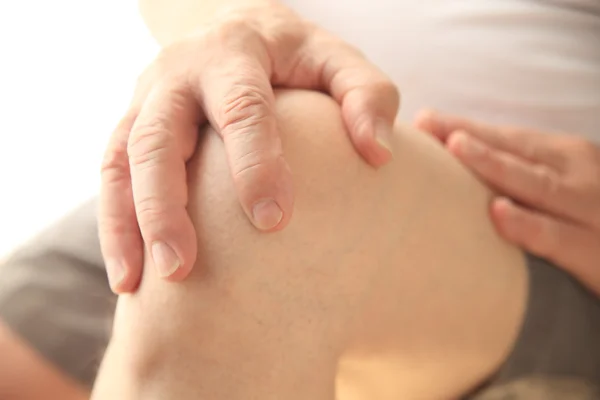 Paciente masculino con dolor de rodilla —  Fotos de Stock