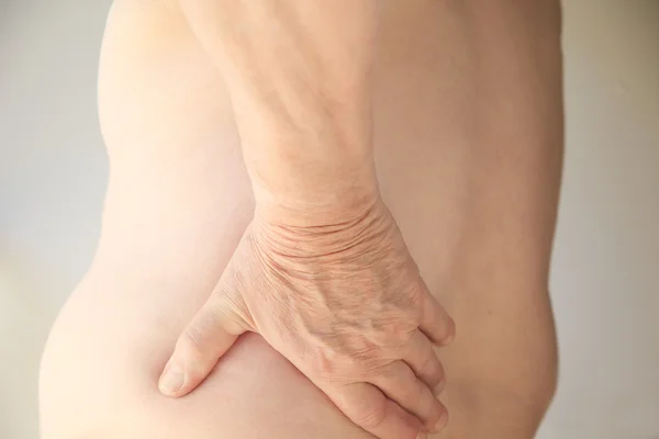 Starszy mężczyzna dłoni na bóle pleców — Zdjęcie stockowe