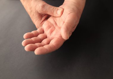 Adam el, türbin binasında ağrı ile