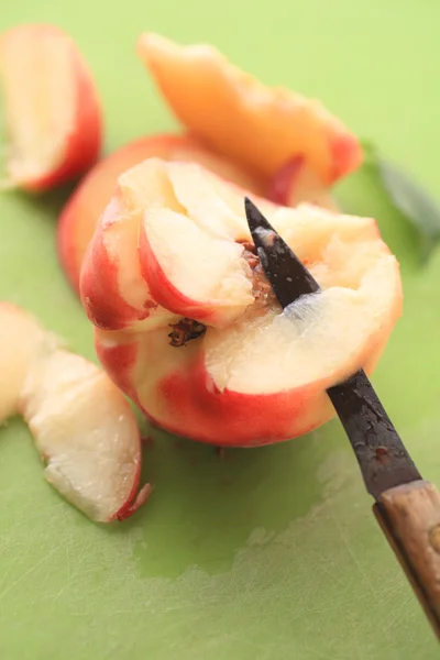 Szeletelés érett őszibarack, a daraboló-board — Stock Fotó